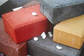 如何澆筑一塊高質(zhì)量的水泥彩磚？